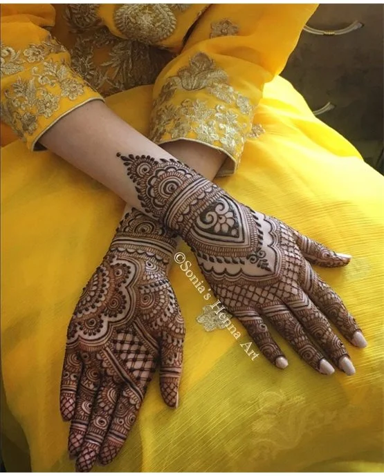 Scallop Garland Accent Blending Into Simple Full Hand Mehndi Design